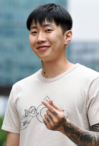 [TEN 포토] 박재범 '수줍은 하트'