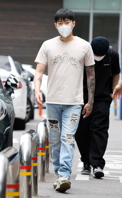 [TEN 포토] 박재범 '찢청도 완벽하게 소화'