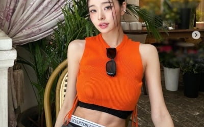 [TEN피플] '5개월 만에 복귀' 프리지아, 속옷 드러낸 패션+자신감 넘치는 태도…'좋아요'만 230만개