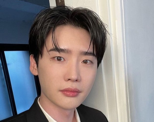 이종석, 장발 벗어나더니 더욱 훤칠해졌네…'한 식구' 오의식과 찰칵[TEN★]