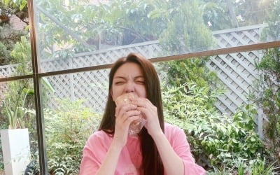 에일리, 찡그려도 천상 '공주님 미모'…먹방으로 보여준 '귀요美'[TEN★]