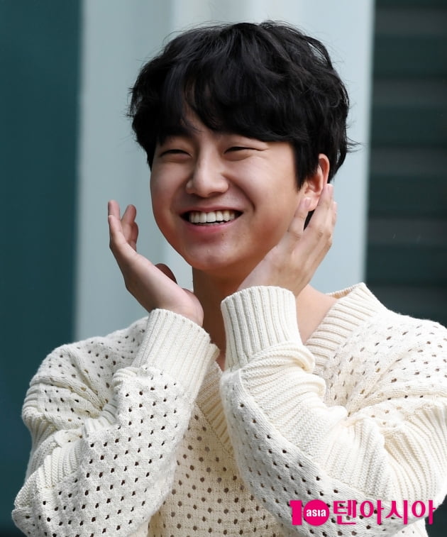 [TEN 포토] 성유빈 '수줍은 꽃받침'