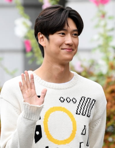 [TEN 포토] 나인우 '샤프한 옆선'