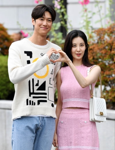 [TEN 포토] 나인우-서현 '다정한 하트'