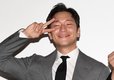 [TEN 포토] 손석구 '1+1=귀요미....여심 녹아내리네'(범죄도시2 GV)