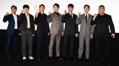 [TEN 포토] 범죄도시2 1000만 배우들 힘찬 파이팅!(범죄도시2 GV)