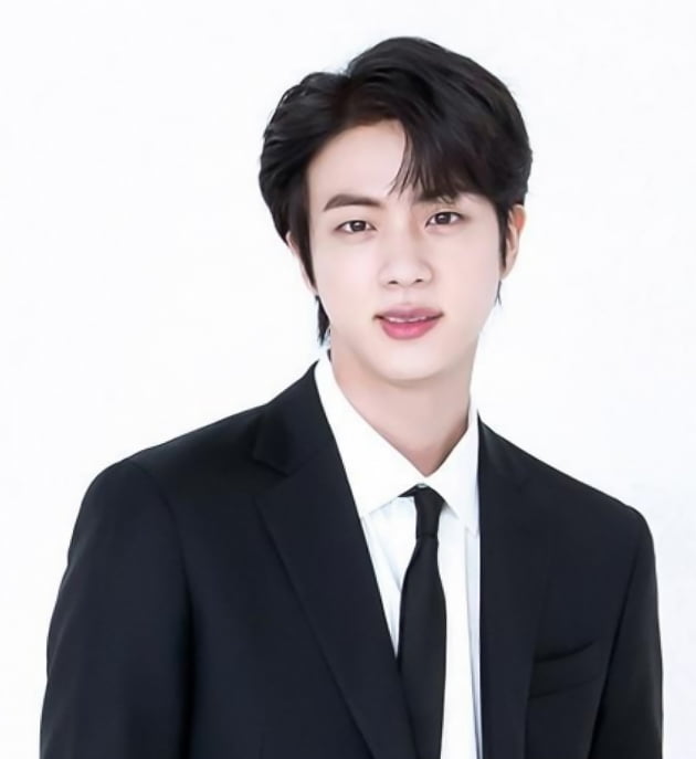 방탄소년단 진 '무지개같은 다채로운 매력 발산' 페스타 가족사진 에피소드 공개