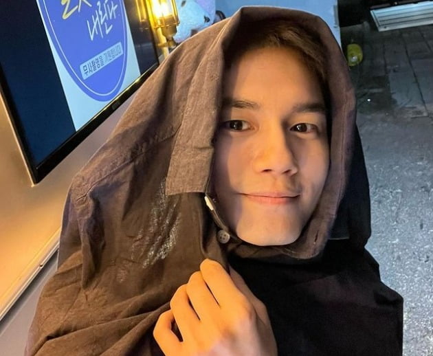 옹성우, 헤어스타일 꽁꽁 숨기고…유아인 커피차 선물 인증 "최고!!!"[TEN★]