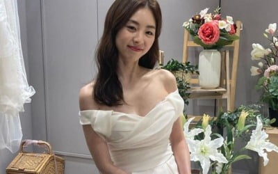 '♥비연예인과 결혼 3년차' 이연희, 과감한 오프숄더 웨딩드레스 자태…새신부 비주얼[TEN★]