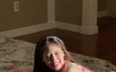 현아, 누운 채 미소…군살 제로 몸매, 이러니 '♥던' 반하지[TEN★]