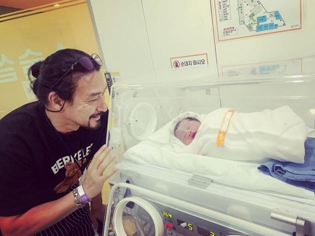 '16세 연하♥' 신성우, 56세에 얻은 '장군감' 둘째 아들 자랑 "사랑합니다"[TEN★]