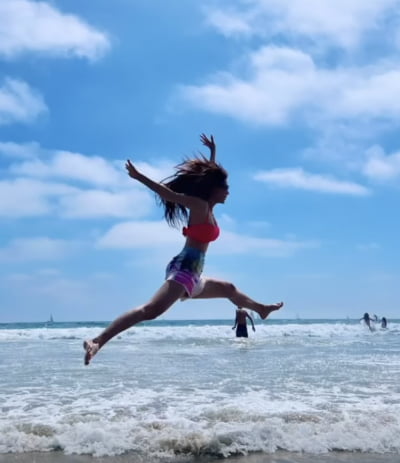 클라라, 비키니 입고 다리 찢기·점프…어마어마한 유연성 [TEN★]