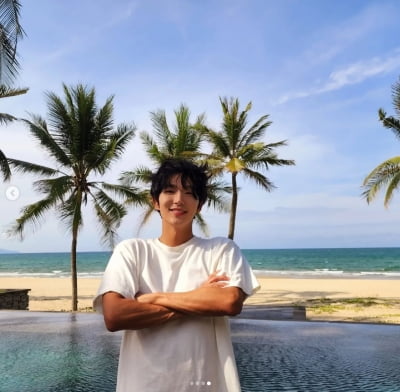 이준기, 휴양지에서 힐링중...편안한 남사친美 발산[TEN★]