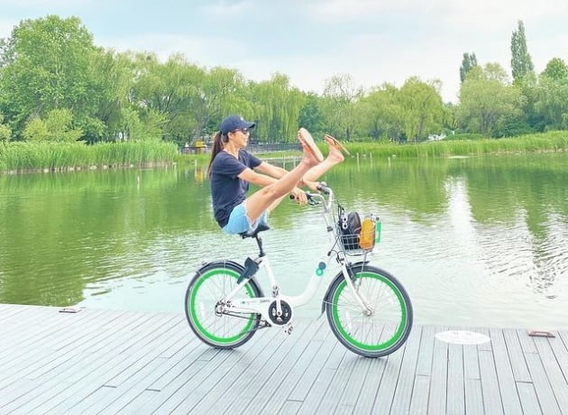 '윤종신♥' 전미라, 다리 길이 실화? 반바지를 핫팬츠로 만들어버리네[TEN★]