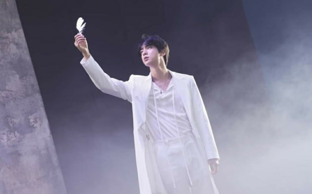 방탄소년단 진, 빌보드 핫 트렌딩 송즈 Yours 31주, 슈퍼 참치 27주 연속 차트인 롱런인기