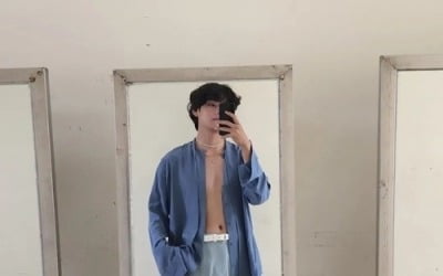 방탄소년단 뷔, '엠카' 대기실서 거울셀카…'명품 비주얼' 과시[TEN★]