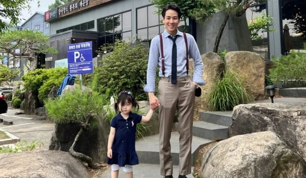 '이다은♥' 윤남기, 리은이 손 꼭 잡았네…딸 위해 뭐든 하는 열정 파파[TEN★]