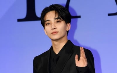 [전문] 세븐틴 정한, 팔꿈치 수술…깁스 착용하고 스케줄 소화