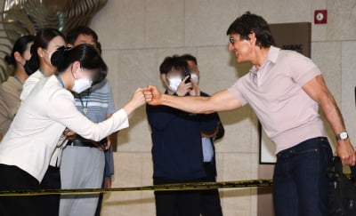 [TEN 포토] 톰 크루즈 '공항직원에게도 친절하게 '