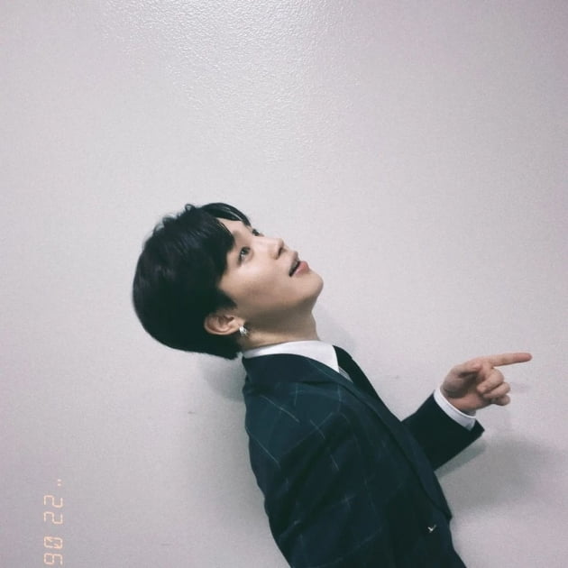 방탄소년단 지민, 사진 센스도 '월드 클래스'…슬랩스틱 포토에 팬들 '웃음꽃' 