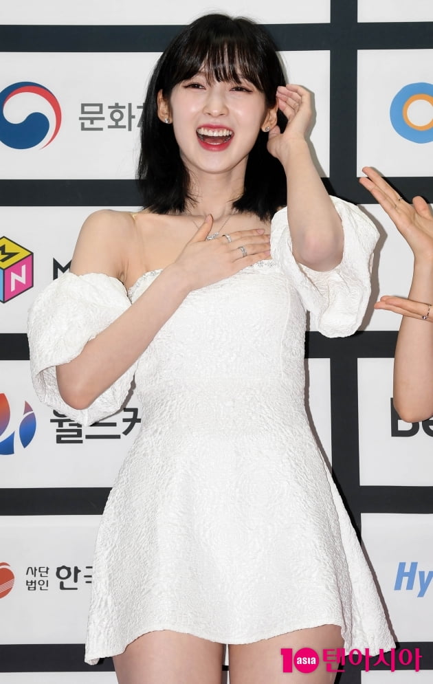 [TEN 포토] 오마이걸 아린 '생일 맞아 기쁨의 찐 미소'