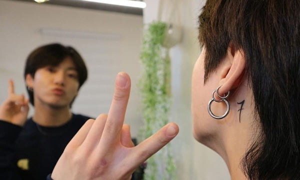 정국, 왼쪽 귀 뒤 선명한 타투…방탄소년단 우정 '7'[TEN★]