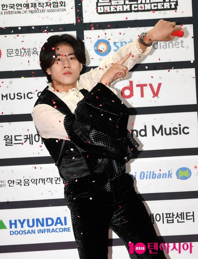 [TEN 포토] 이무진 '시계 샀어요~'
