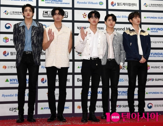 [TEN 포토] 펜타곤 '여유 넘치는 포토타임'