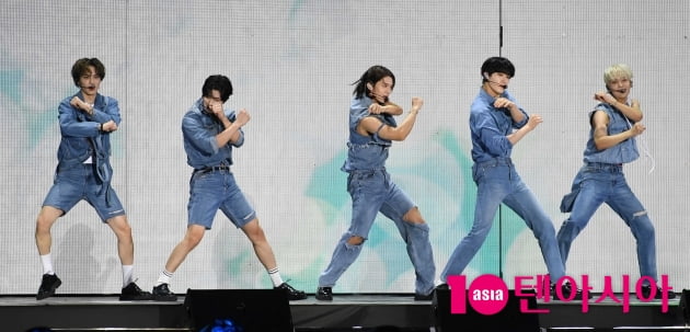 [TEN 포토] CIX  '파워 넘치는 무대'