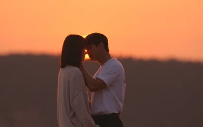 [종합] 윤시윤♥배다빈, "하면 안 되나"…로맨틱 절정 '노을 키스' ('현재는 아름다워')