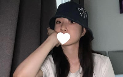 '브브걸' 유나, 혹시 럽스타그램?…입술을 하트로 가려놨네[TEN★]