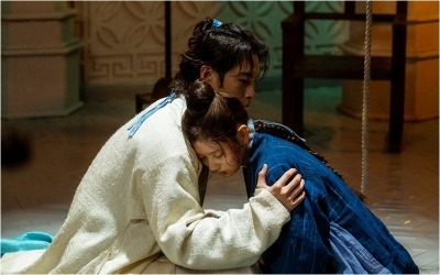 이재욱X전소민, 핏빛 포옹…살수 정체 발각됐나 ('환혼')