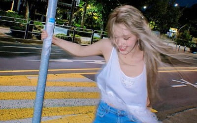전소미, 전봇대 잡고 취객인줄…모델같은 극세사 몸매 눈길[TEN★]