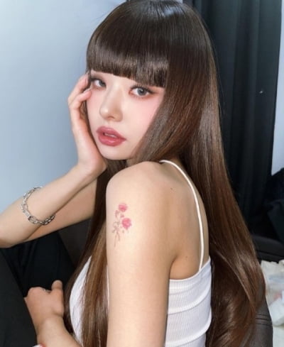 프리지아, 뱅 헤어스타일·꽃 무늬 타투…과감 이미지 변신[TEN★]