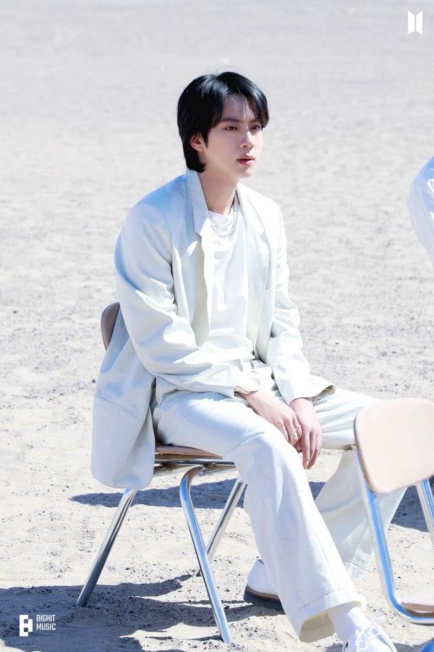 방탄소년단 진, '옛 투 컴' MV 포토 스케치...사막에도 타지 않는 미의 남신 