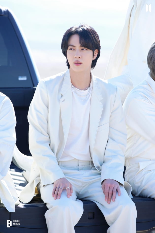 방탄소년단 진, '옛 투 컴' MV 포토 스케치...사막에도 타지 않는 미의 남신 