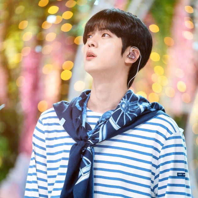 방탄소년단 진, 인기가요 컴백 무대...美치도록 청량한 보이스 