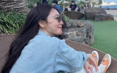 최지우, ♥9살 연하 남편 사랑 받으니 한층 물오른 미모…제주에서 싱그러운 미소 [TEN★]