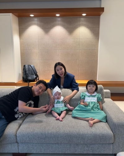 '세무사♥' 이지혜, 제주 최고급 리조트에서 두 딸에 "이름 새겨 보내준 자매옷" 입히고 '행복'[TEN★]