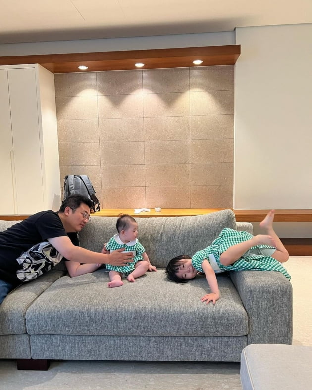 '세무사♥' 이지혜, 제주 최고급 리조트에서 두 딸에 "이름 새겨 보내준 자매옷" 입히고 '행복'[TEN★]