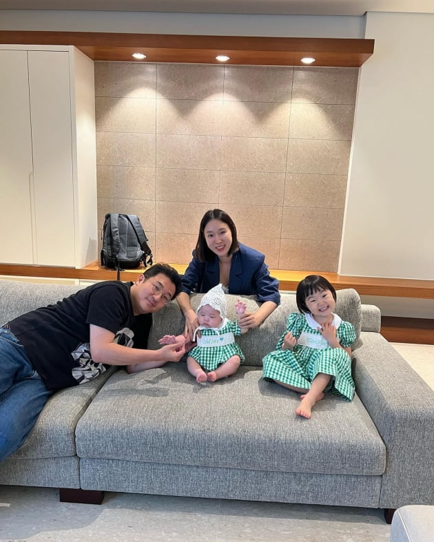 '세무사♥' 이지혜, 제주 최고급 리조트에서 두 딸에 "이름 새겨 보내준 자매옷" 입히고 '행복'[TEN★]