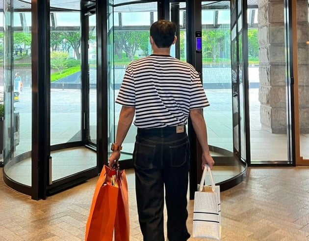 송재희, 한 손에 명품 H사 쇼핑백 두 개…♥지소연 짐 들어주는 남편[TEN★]