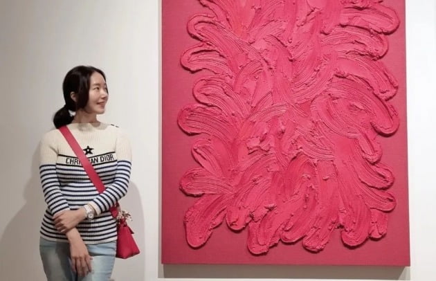 '의사♥' 이정현, 딸내미 냅두고 전시회行…명품 D사 상의+청바지로 내추럴[TEN★]