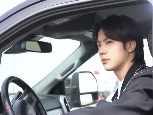 방탄소년단 진, '옛 투 컴' MV 촬영 현장..사막 위 오아시스 