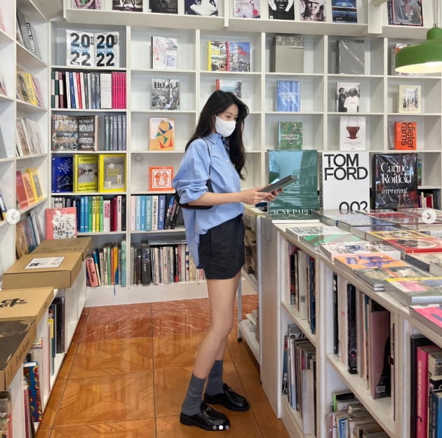 설현, 한뼘 스커트로 아찔한 각선미 노출...수줍은 미소[TEN★] 