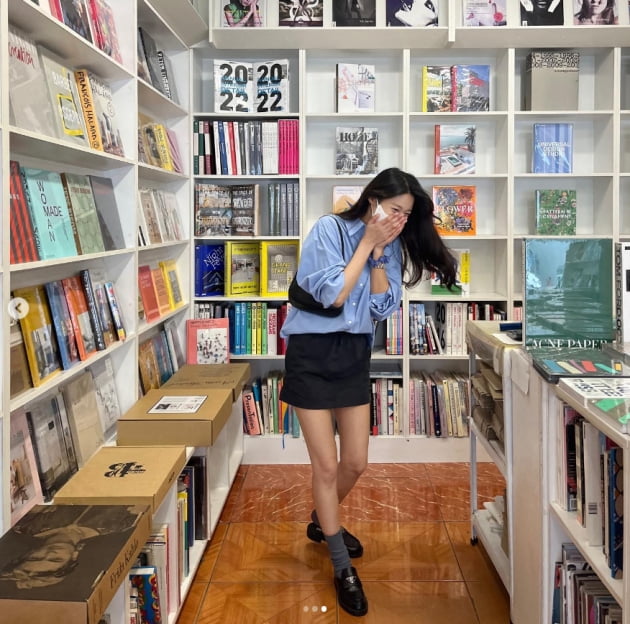 설현, 한뼘 스커트로 아찔한 각선미 노출...수줍은 미소[TEN★] 