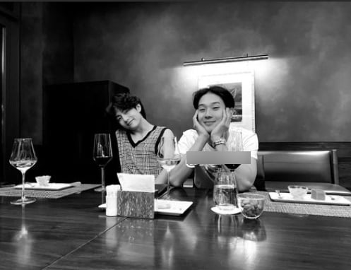 BTS 뷔, 최우식과 와인 한잔...훈훈한 투 샷[TEN★] 