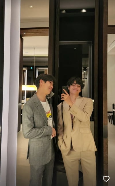 BTS 뷔, 최우식과 와인 한잔...훈훈한 투 샷[TEN★]