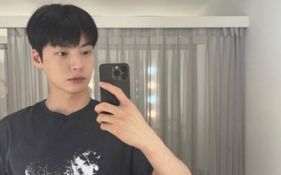 안재현, 작가 변신 후 '밝아진 분위기'…훈훈 비주얼 과시[TEN★]