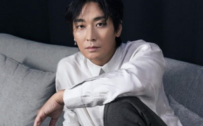 주지훈, 섹시美가 흘러넘쳐…한쪽 귀에만 귀걸이 포인트[TEN★]